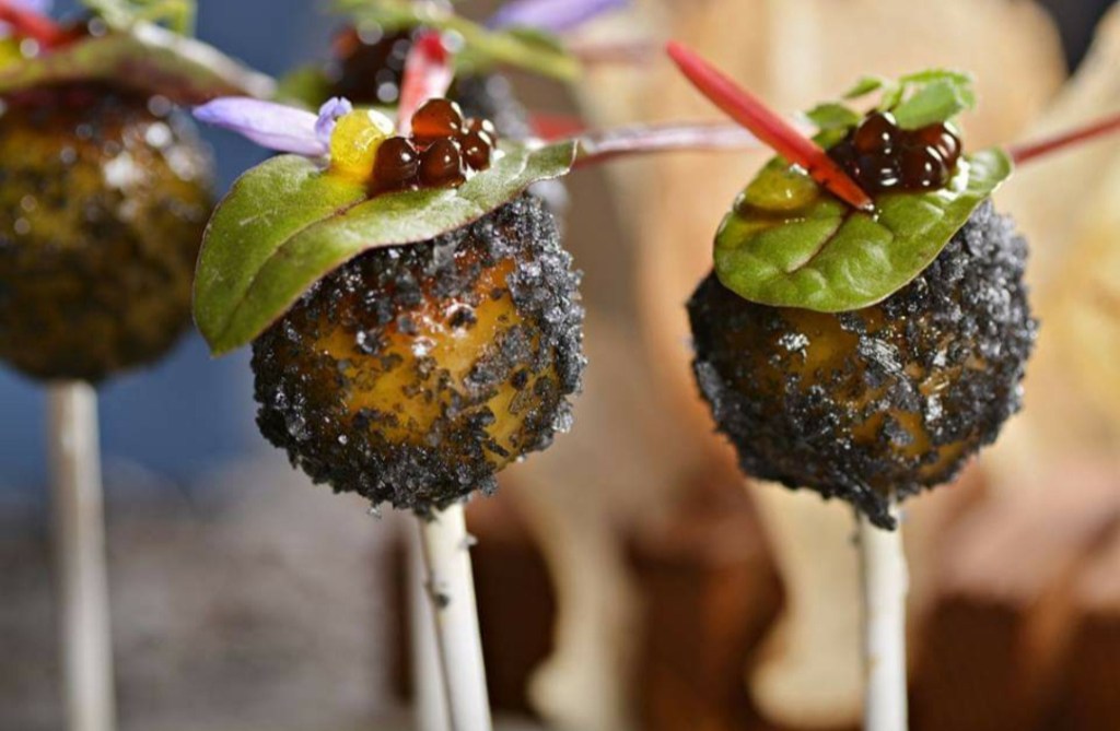 If you're looking for a special place in Mogán Gran Canaria to celebrate a special occasion, or perhaps just a delicious meal in a stunningly beautiful location, then the Valle de Mogan restaurant is for you!