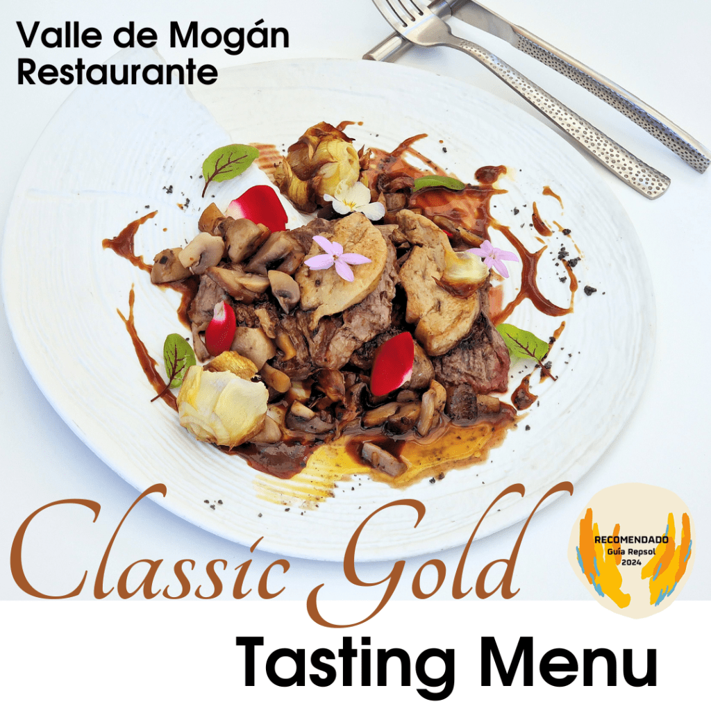 Plato del Menú Degustación Clásico Gold que incluye carne, setas y flores comestibles, presentado en un plato blanco decorado, con el nombre del menú destacado en la parte inferior.